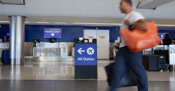 После индикации пожара: самолет United Airlines был заземлен, два были ранены