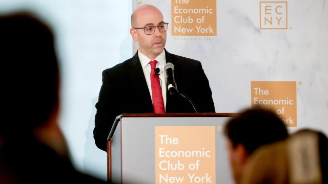 Fed Mira: Экономическая уязвимость требует быстрого сокращения интереса