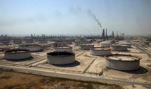 Нефть поднимается после осторожного увеличения урожайности OPEC+