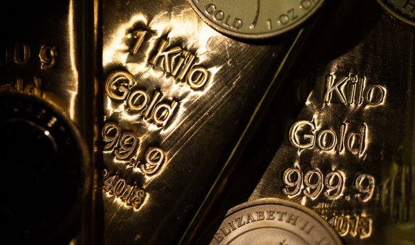 Золото задерживается рядом с рекордным высоким уровнем