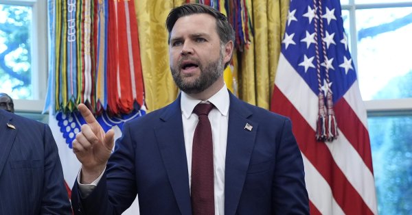 Они напомнили Джею Ди Вэнсу, что он назвал Трампа «американским Гитлером» некоторое время назад