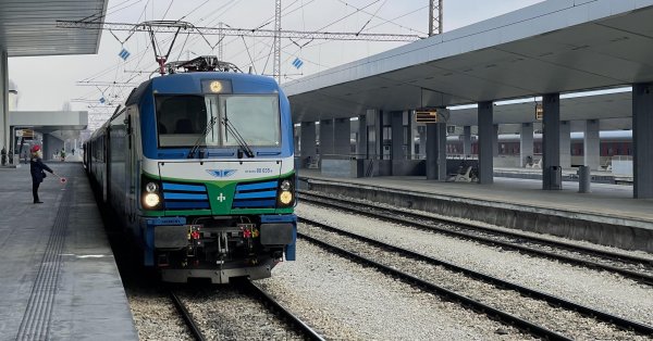 Скидки для студентов и студентов делают BDZ во время путешествия на поезде