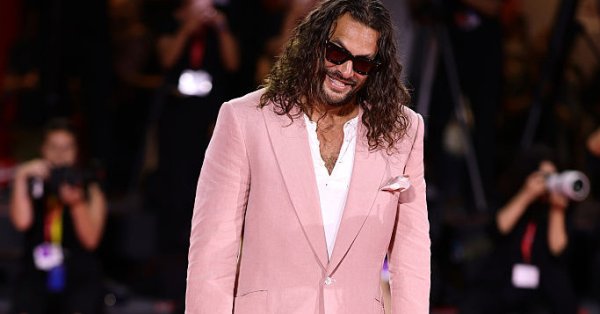 Джейсон Момоа появился с розовым педикюром на красной ковровой дорожке