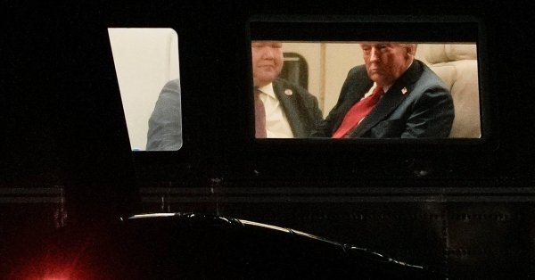 Маск и Трамп сжимали руки на похоронах Чарли Кирка