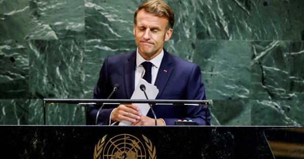 На Макроне оказывается давление, чтобы просить его продемонстрированного предшественника Саркози?