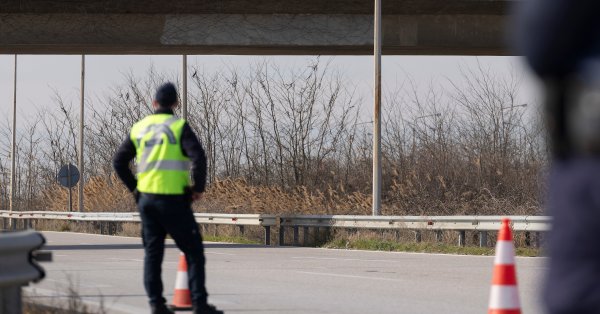 Что водители штрафы в Греции для: куртка, кофе в руке, багаж на сиденьях
