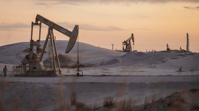 Проблемы с поставками продолжают поддерживать цены на нефть под давлением*