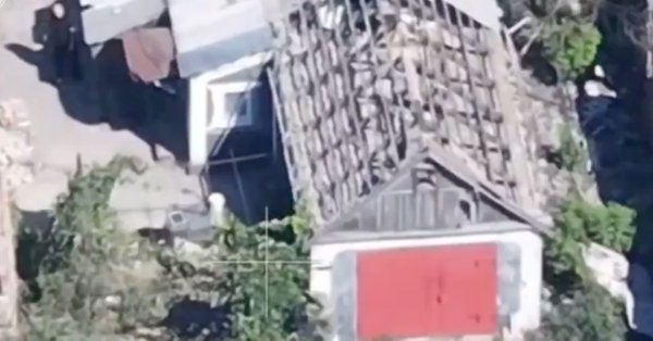 Российский солдат казнит безоружное взрослое украинское видео