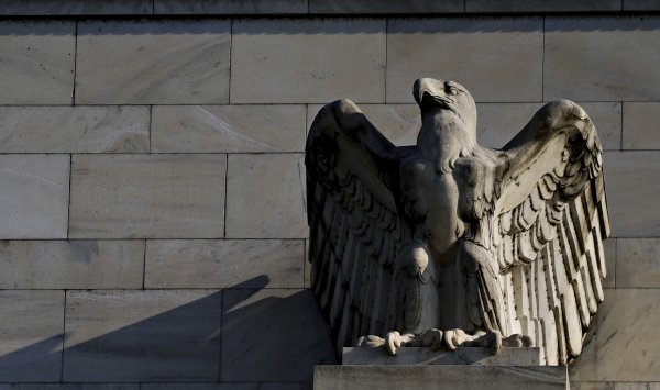 Как ожидается, что золото и биткойн отреагируют на снижение процентов ФРС