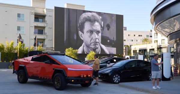 Tesla Diner стала центром аттракционов для фанатов Musk Video