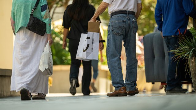 Американское потребительское доверие падает до четырех месяцев дна