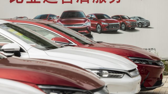 Warren Buffette продал всю свою долю в BYD, акции китайской компании дешевле