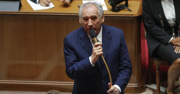 Франция осталась без правительства, Франсуа Байру потерял голос доверия