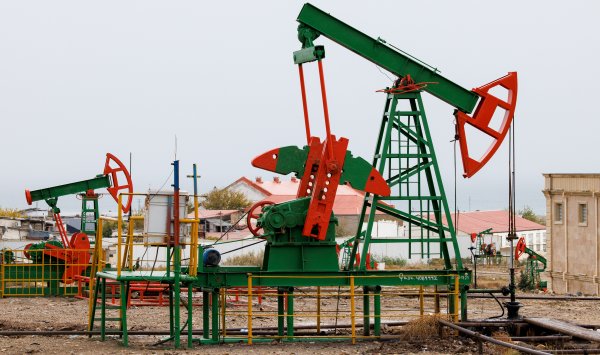 Нефть сохраняет высоту с акцентом на дальнейшие российские санкции