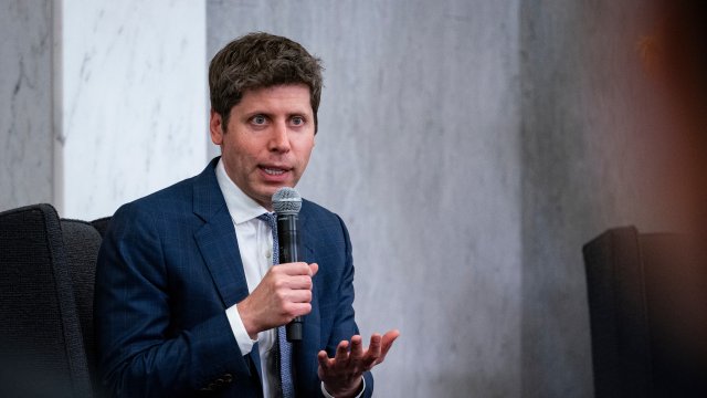 Запутанная сеть сделок OpenAI