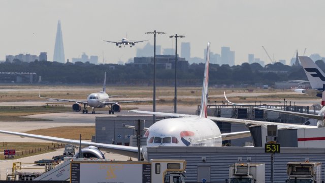 Проблемы, связанные с кибератаками в некоторых европейских аэропортах, продолжаются на второй день