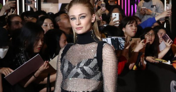 Прощай, Дакота... Софи Тернер — новая девушка фронтмена группы Coldplay Криса Мартина.