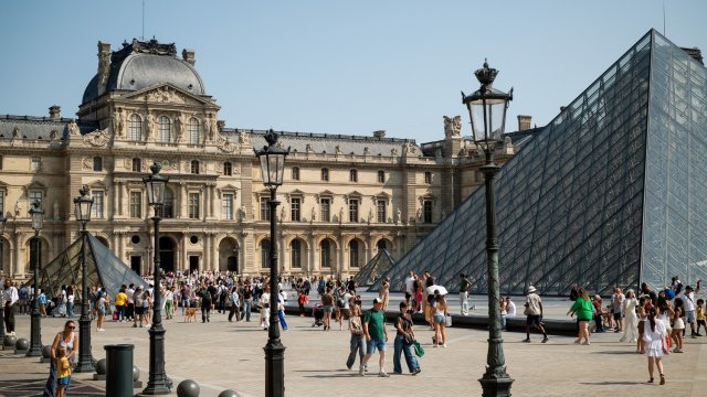 Из Лувра украли бесценные драгоценности французской короны