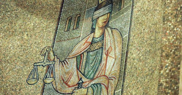 Прокуратура обвинила 20-летнего мужчину в перевозке иностранцев в Софию