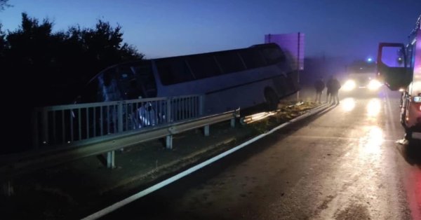 Автобус завис над оврагом после столкновения с грузовиком