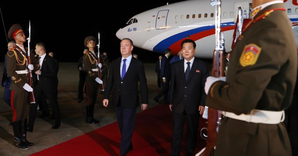 Дмитрий Медведев прибыл с визитом в Северную Корею