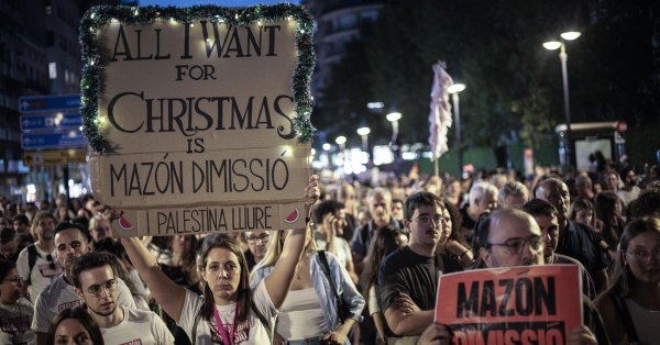 Год после адского наводнения в Валенсии: Десятки тысяч протестуют в Испании