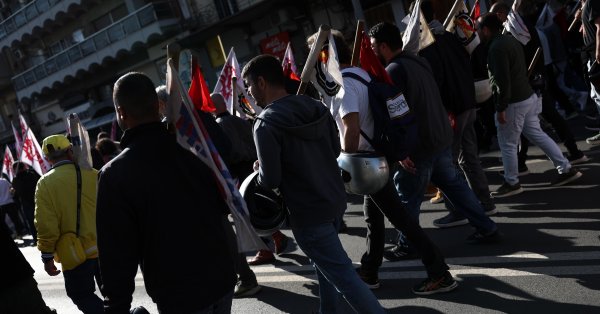 Протестующие поколения Z устали от того, что лидеры их подводят