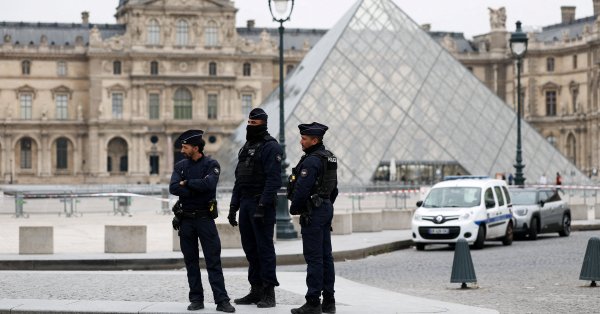 Макрон в ярости из-за кражи в Лувре: воры уронили драгоценную корону