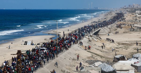 Видео с парковки: сотни палестинцев направились в северную часть сектора Газа