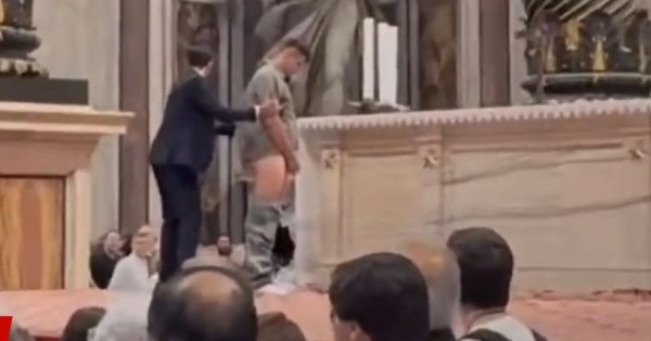 Мужчина толкнул алтарь в базилике Святого Петра Видео