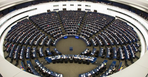 Европарламент утвердил новые правила выдачи водительских удостоверений, поощряет электронные