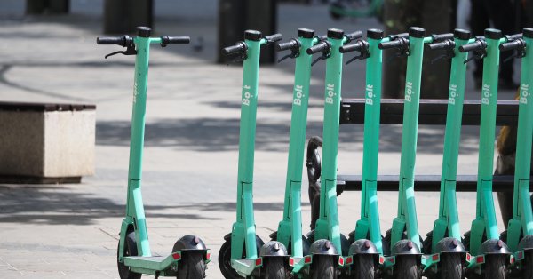 Электросамокаты популярны на Балканах, но соблюдаются ли правила дорожного движения?