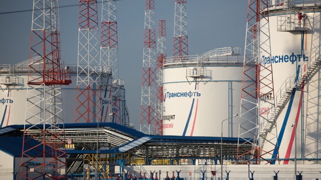 Великобритания вводит санкции против «Роснефти» и «Лукойла»