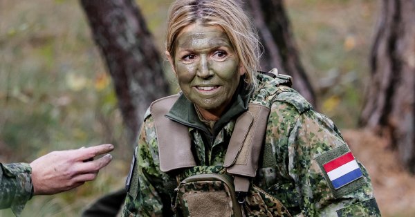 В военной форме и с разрисованным лицом: Королева Нидерландов участвует в учениях