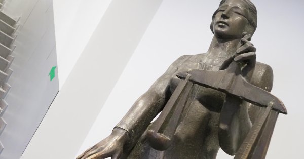 Воспитательница детского сада в Эдирне укусила 3-летнюю девочку, ее арестовали