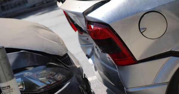 На Пловдивской кольцевой дороге столкнулись легковой и грузовой автомобиль, один человек погиб