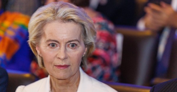 Урсула фон дер Лайен пережила редкий двойной вотум недоверия Европарламенту.