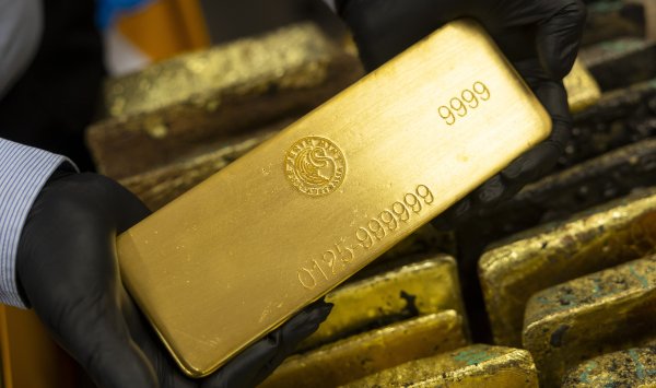 Инвесторы в золото сохраняют спокойствие, несмотря на резкое падение цен