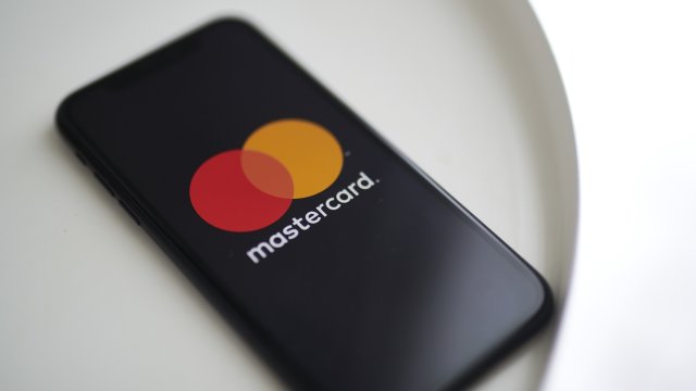 Стабильные деловые и потребительские расходы способствовали сильному отчету Mastercard