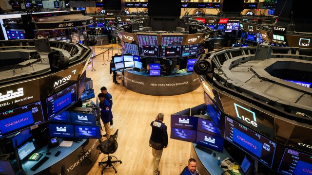 Nasdaq и S&P 500 снизились, отступив от своих рекордных пиков