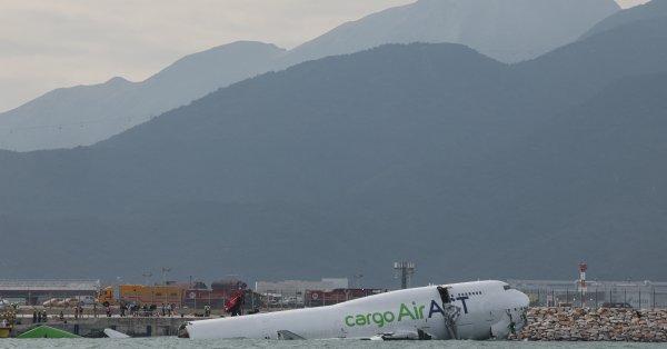 Самолет сбил автомобиль в море на взлетно-посадочной полосе в Гонконге ВИДЕО