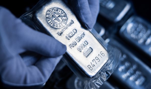 Почему цена на серебро растет даже больше, чем на золото