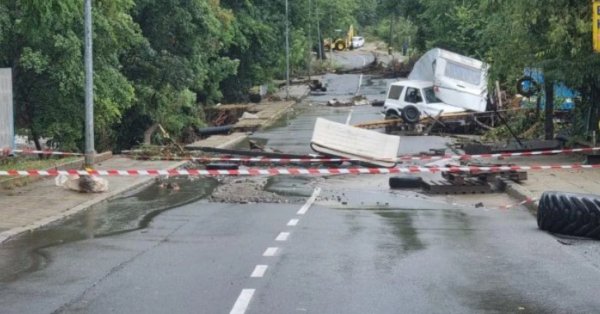 Монстр наводнение затопило Царево, объявил о бедствии