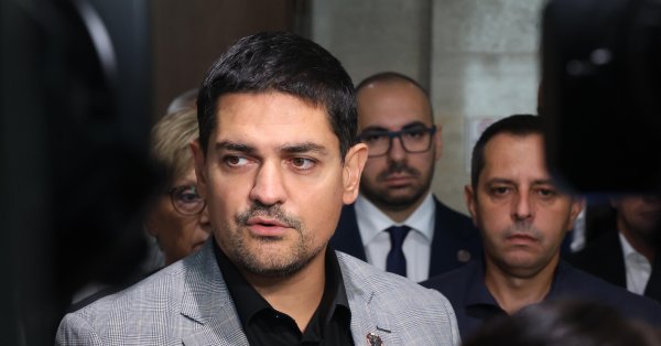 Радостин Васильев: Борисов должен вернуть депутатов из деревень и паланкины