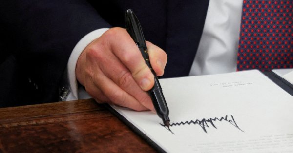 Трамп диктует правила, а Европа никогда не выглядела слабее