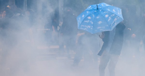 После несчастного случая на промышленной фабрике: газовое облако, поднимающееся выше майтейшафа, он может быть токсичным