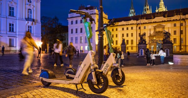 Из-за рисков и хаоса: в Праге запретили электросамокаты