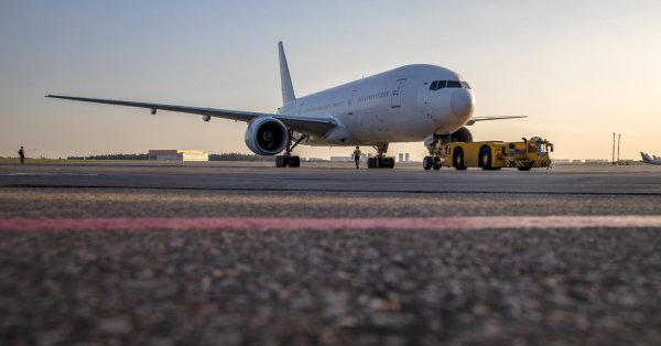 Самолет вылетел за пределы взлетно-посадочной полосы в Санкт-Петербурге во время вынужденной посадки