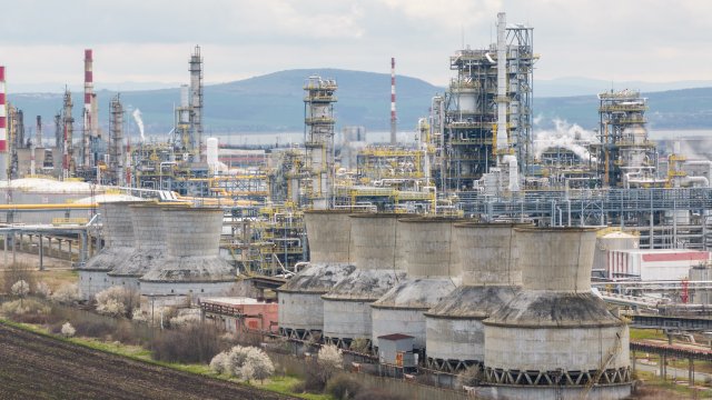 Дизель дорожает из-за двойного удара санкций и закрытия НПЗ