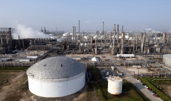 Нефть незначительно дорожает на фоне торговой напряженности между США и Китаем